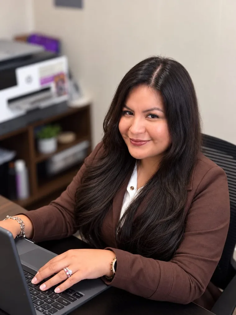 Eliana Vargas working at her desk